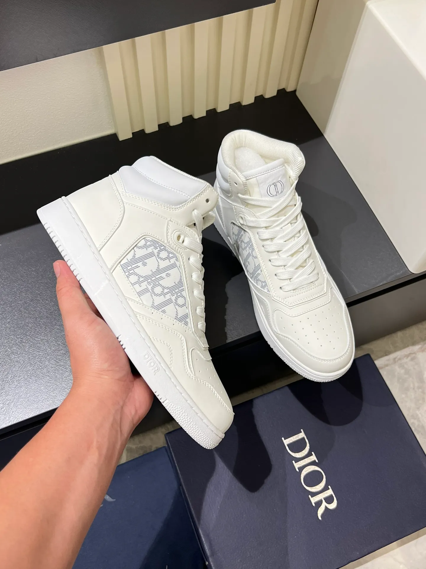 Men's shoes 💰p460 "Dio*" mid-top B27 casual sneakers. This B27 high-top sneaker is a new product in the series and continues Di*r's classic style. Crafted from gray and white smooth calf leather with beige and black Oblique print panels on the sides. The "CD Icon" shaped shoelace eyelets are clever and delicate, and the two-color rubber sole, rear collar and heel are all equipped with the brand's iconic details to enhance the style. Oblique printed straps at the ankle allow for an adjustable fit to complement the overall design. Fashionable and versatile, it can complement any look. Create an exquisite design with unique dynamic vitality and modern atmosphere, presented in low-top and high-top styles. This new must-have shoe adds a new dimension to Dior's archive heritage, embodying modern elegance. Purchase the original version and make it 1:1. If you need top quality, please come to me! Male 38-44!